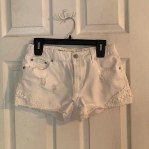 White distressed women’s high rise shorts size 6
